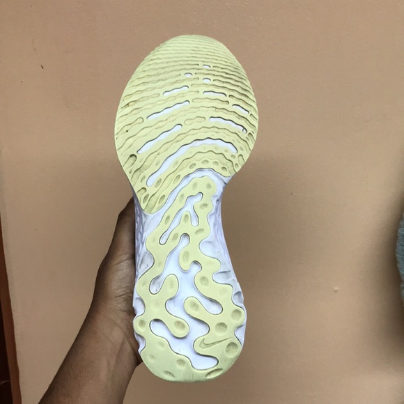 Nike React Infinity Run Flyknit “Black White Barely Volt” - Picture 10 of 15